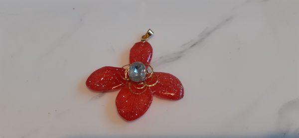 Pendentif rouge à base de pétales de fleur