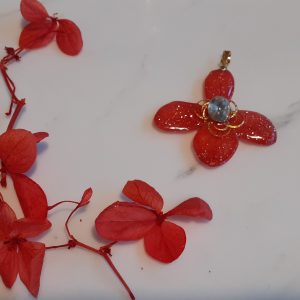 Pendentif en résine couleur rouge