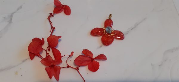 Pendentif en résine couleur rouge