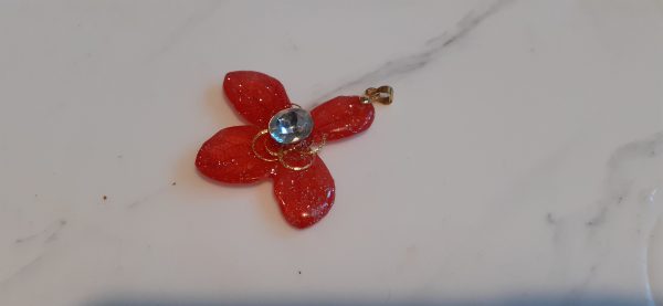 Pendentif en résine à base de fleur rouge