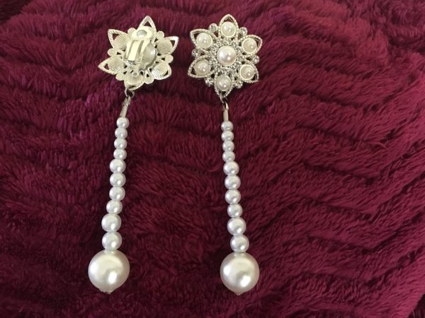 boucles d'oreilles argentées avec perles