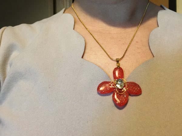 Pendentif en résine à base de fleur rouge