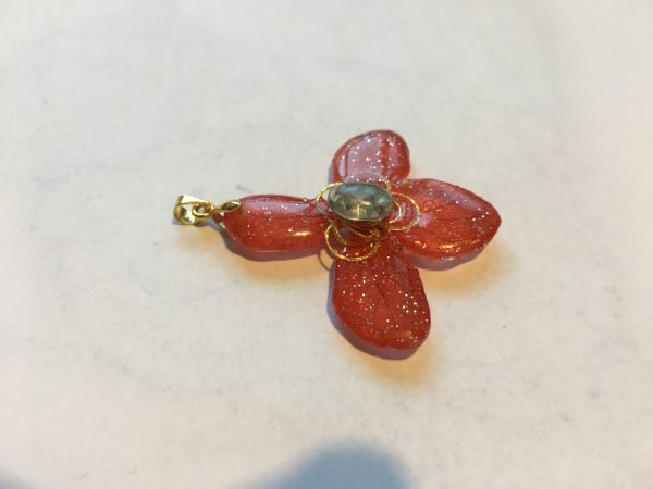 Pendentif en résine rouge